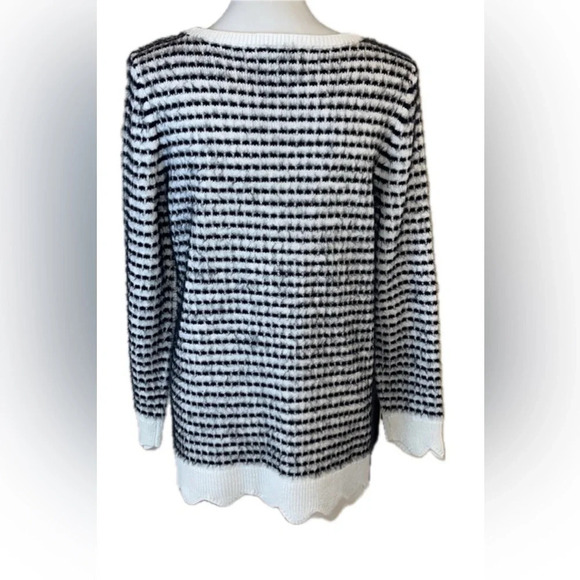 Elle black and white fuzzy sweater large - Picture 4 of 9